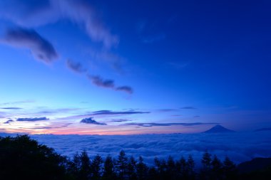 bulutlar ve mt. fuji deniz