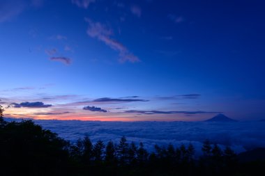 bulutlar ve mt. fuji deniz