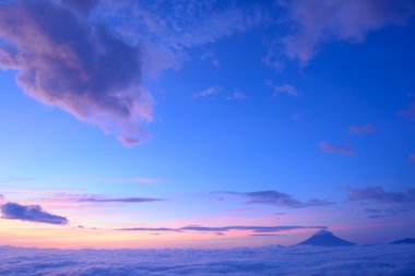 bulutlar ve mt. fuji deniz
