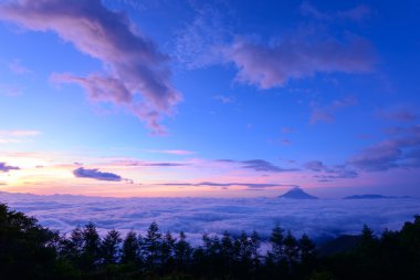 bulutlar ve mt. fuji deniz