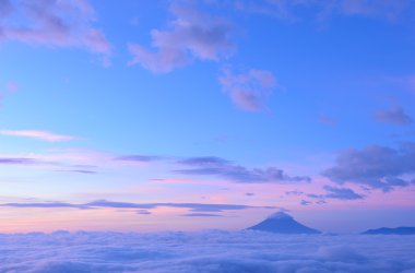 bulutlar ve mt. fuji deniz