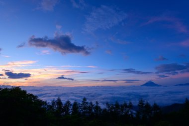 bulutlar ve mt. fuji deniz