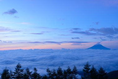 bulutlar ve mt. fuji deniz