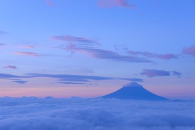 bulutlar ve mt. fuji deniz
