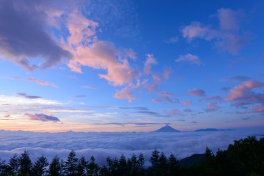 bulutlar ve mt. fuji deniz
