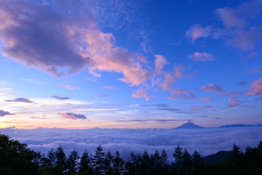bulutlar ve mt. fuji deniz