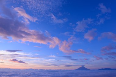 bulutlar ve mt. fuji deniz