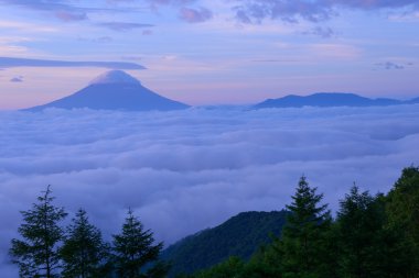 bulutlar ve mt. fuji deniz