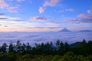 bulutlar ve mt. fuji deniz