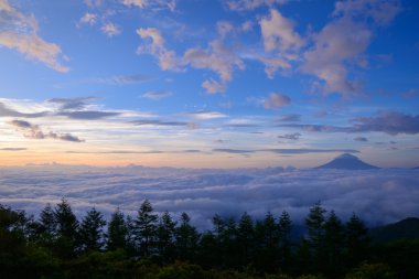 bulutlar ve mt. fuji deniz