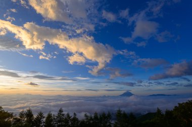 bulutlar ve mt. fuji deniz