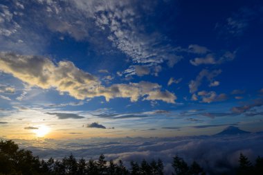 bulutlar ve mt. fuji deniz