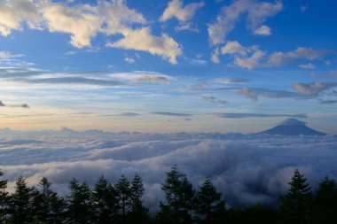 bulutlar ve mt. fuji deniz