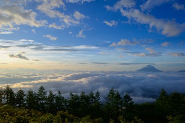 bulutlar ve mt. fuji deniz
