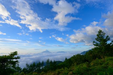 bulutlar ve mt. fuji deniz