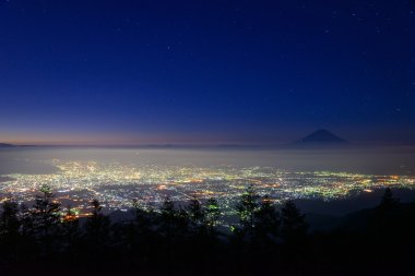 kofu şehir ve mt.fuji gece görünümü