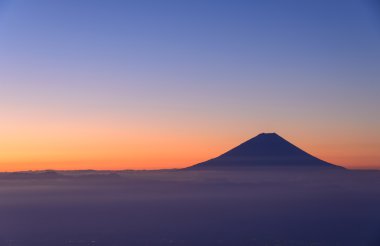 mt.Fuji ve deniz şafak bulutlar