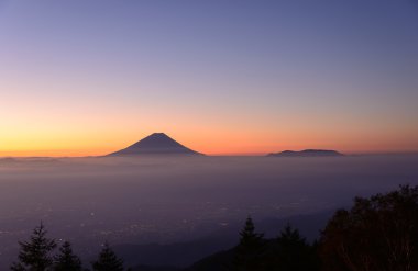 mt.Fuji ve deniz şafak bulutlar