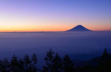mt.Fuji ve deniz şafak bulutlar