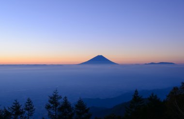 mt.Fuji ve deniz şafak bulutlar