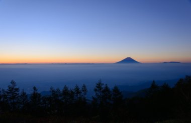 mt.Fuji ve deniz şafak bulutlar