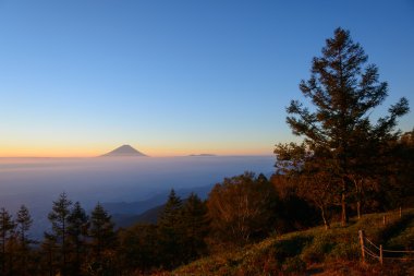 mt.Fuji ve sabahın erken saatlerinde bulutlar deniz