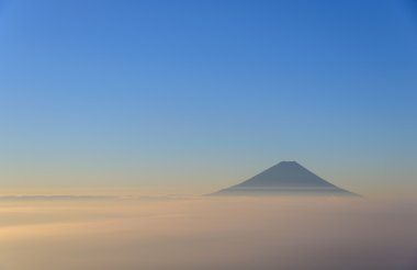 mt.Fuji ve sabahın erken saatlerinde bulutlar deniz
