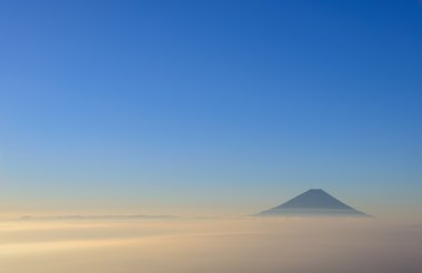 mt.Fuji ve sabahın erken saatlerinde bulutlar deniz