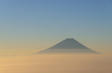 mt.Fuji ve sabahın erken saatlerinde bulutlar deniz