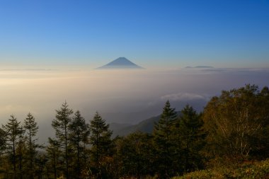 mt.Fuji ve sabahın erken saatlerinde bulutlar deniz