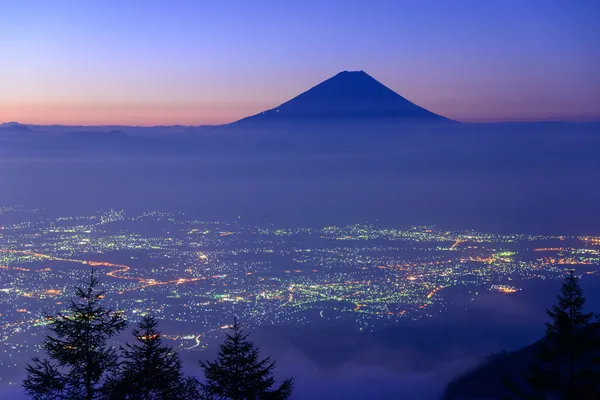 甲府市和富士山在黎明时的灯 — 图库照片