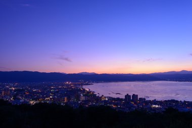 suwa şehrin gece görünümü