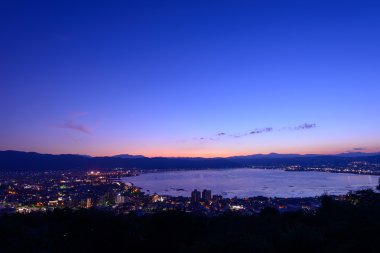 suwa şehrin gece görünümü