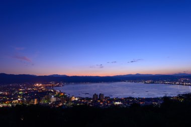 suwa şehrin gece görünümü