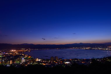 suwa şehrin gece görünümü
