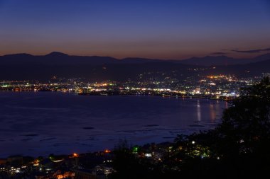 suwa şehrin gece görünümü