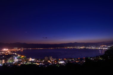 suwa şehrin gece görünümü