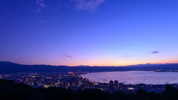 Vista nocturna de la ciudad de Suwa — Foto de Stock