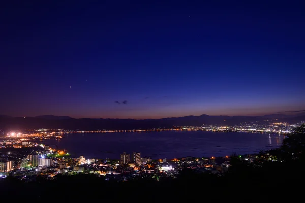 Vista nocturna de la ciudad de Suwa — Foto de Stock