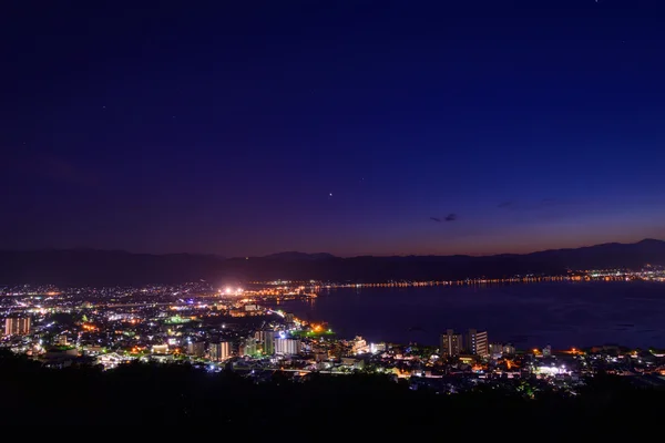 Vista nocturna de la ciudad de Suwa — Foto de Stock