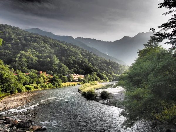 Rio Azusa e montanhas Hotaka em Kamikochi, Nagano, Japão — Fotografia de Stock