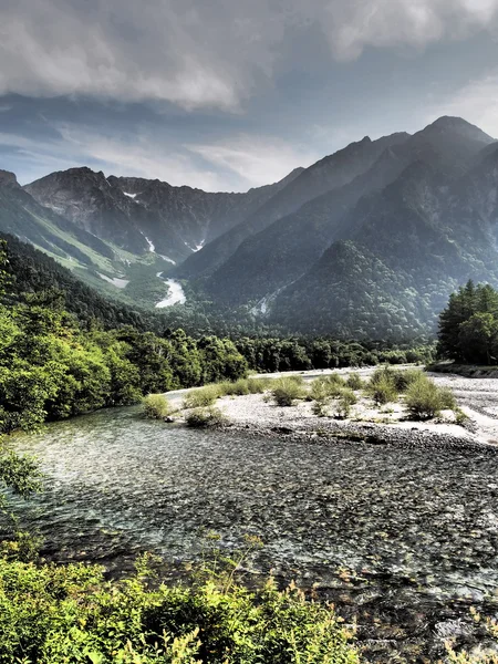 Azusa Nehri ve hotaka Dağları, kamikochi, nagano, Japonya — Stok fotoğraf