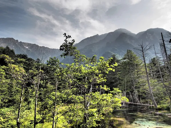 Río Azusa y montañas Hotaka en Kamikochi, Nagano, Japón — Foto de Stock