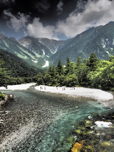 Azusa floden och hotaka bergen i kamikochi, nagano, japan — Stockfoto