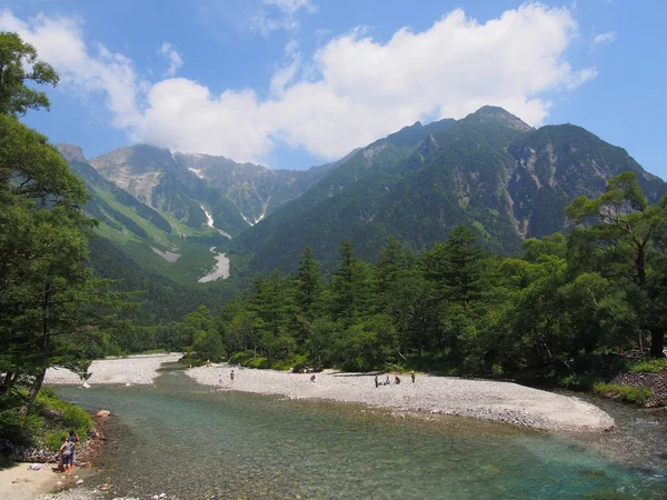 Rio Azusa e montanhas Hotaka em Kamikochi, Nagano, Japão — Fotografia de Stock