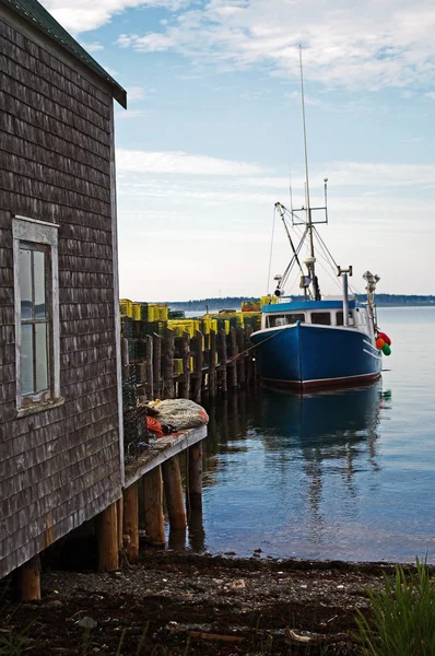 Kreeft boot op dock — Stockfoto