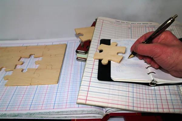 Bulmaca elle tutarak kitap