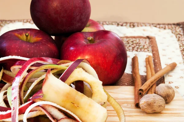 Vorbereitung, um Äpfel bröckeln zu lassen — Stockfoto