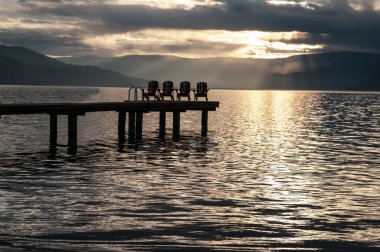 gün batımı göl okanagan üzerinde