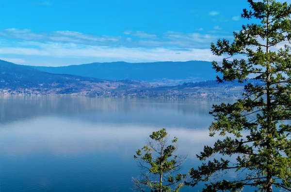 Okanagan Gölü ve tepeler çevreleyen